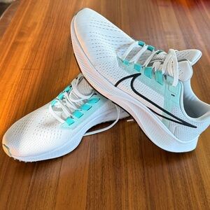 Worn once!! A303 Nike Womens Air Zoom Pegasus 38 White Aurora women’s 9.5